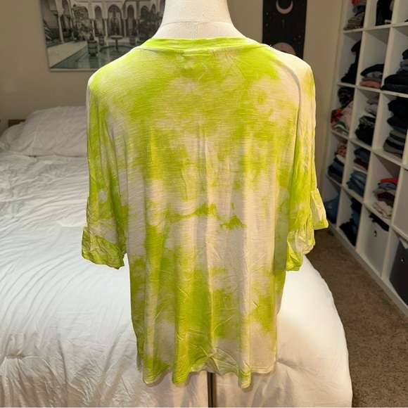 LuLaRoe | Dahl Neon Green Tie Dye Short Ruffle Sleeve Crewneck Cropped Tee Shirt - Picture 3 of 13